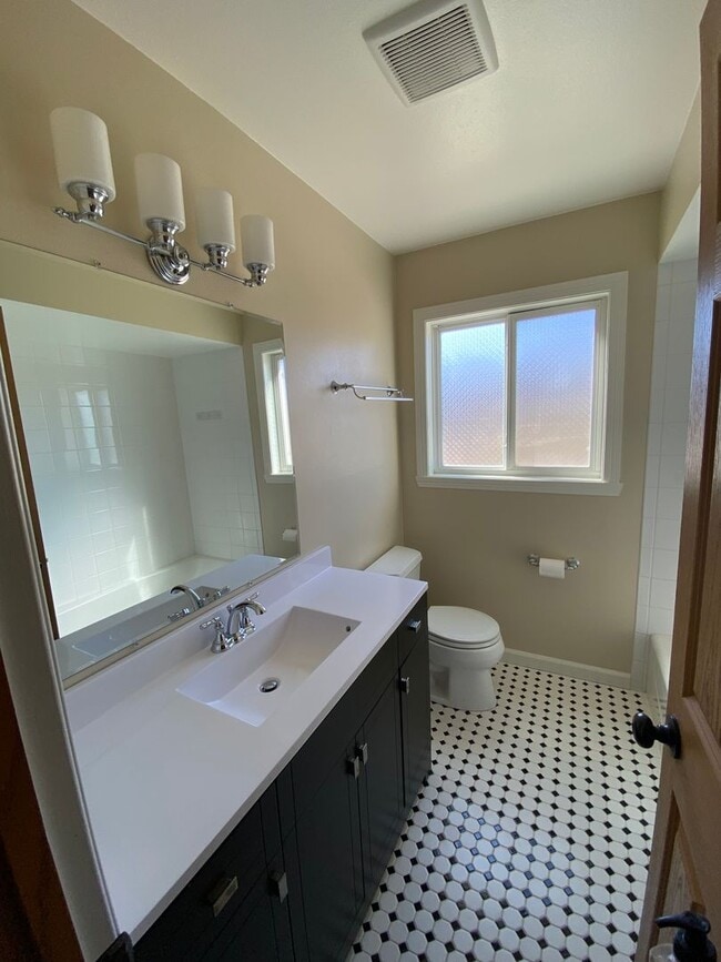 Building Photo - Remodeled 3 Bedroom 1.5 Bath Townhome with Full Basement