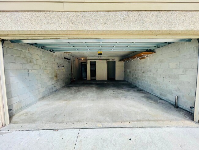 Building Photo - Beautiful 2/1 condo with 2 car garage for ...