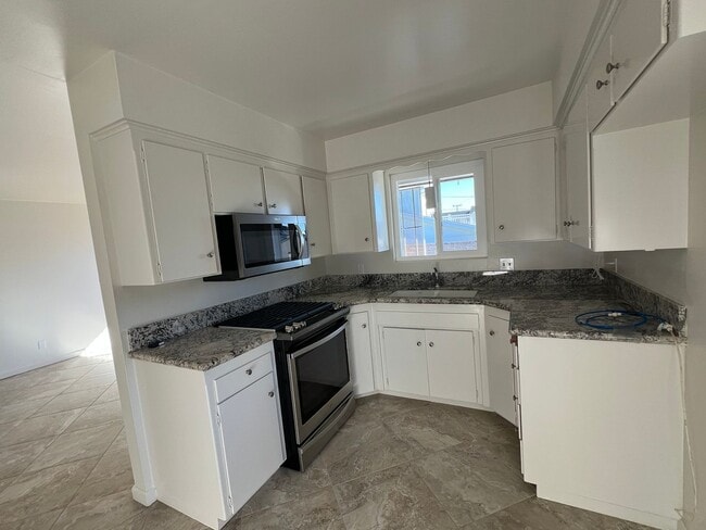 Building Photo - 2700 Hemlock Ave