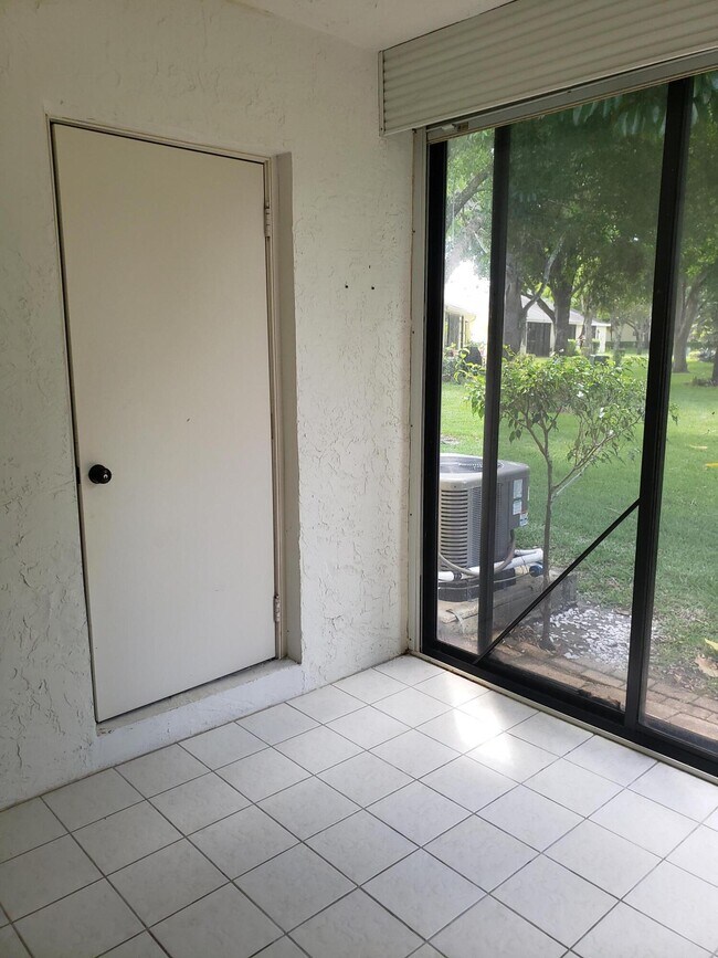 Building Photo - 10875 Lake Front Pl