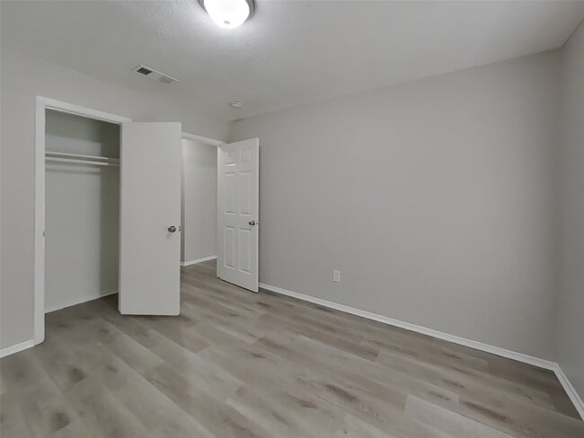 Building Photo - 2047 Lexington Woods Dr