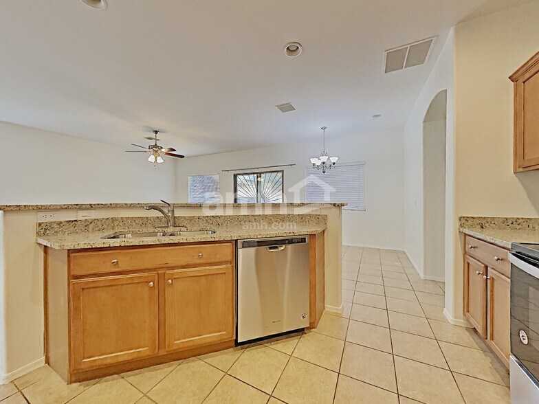 Building Photo - 6661 E Gehrig Ln