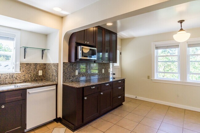 Building Photo - 5bd/4ba Seattle Home