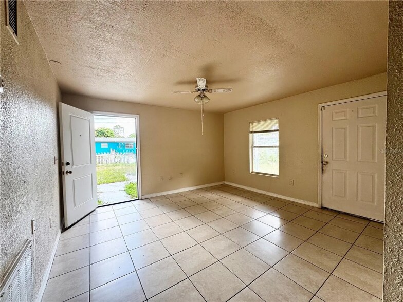 Building Photo - 2927 Dudley Dr