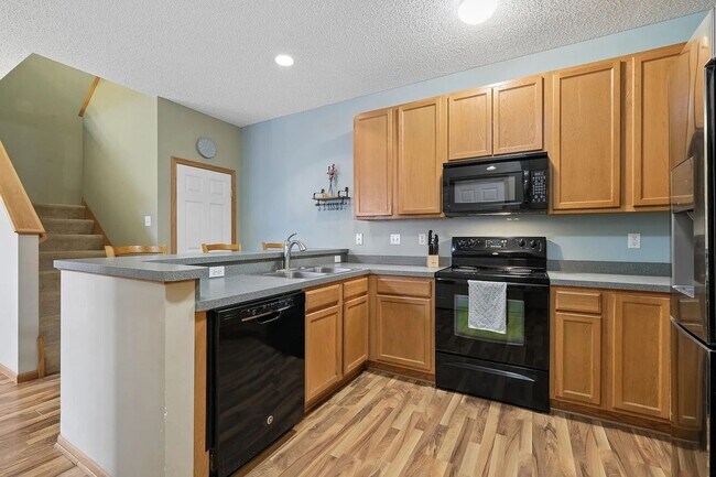 Building Photo - Quiet 2 bedroom with study area.