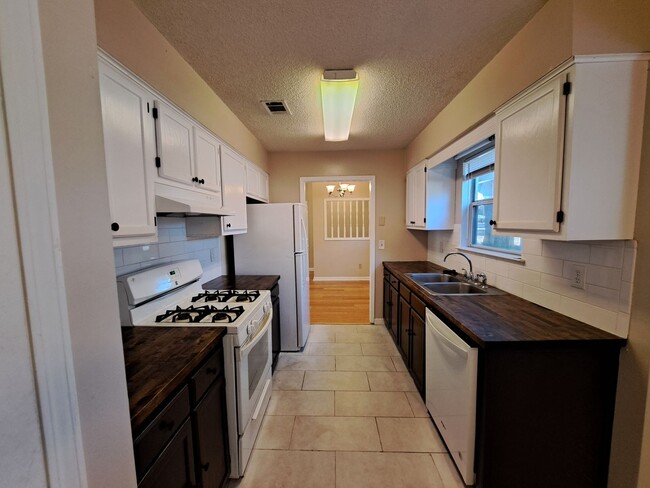 Building Photo - Remodeled 3BR/2BA home in great central lo...