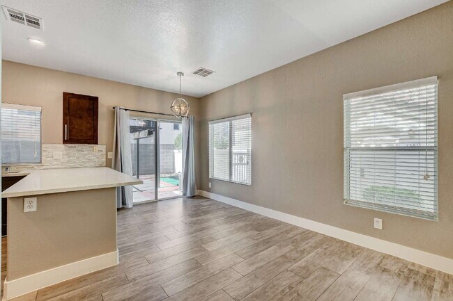 Building Photo - "Charming 2-Bedroom Townhouse Retreat with 2.5 Baths in South Henderson -with Backyard “