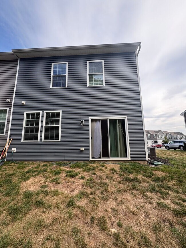 Building Photo - 3 Bedroom 2.5 Bath Townhouse Locust Run Northeastern SD