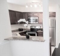 Building Photo - Beautiful second floor 1/1 Condo x Rent @ ...