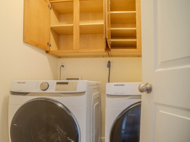 Building Photo - "Spacious 3-Bed, 3-Bath Gem on Bridgewood ...
