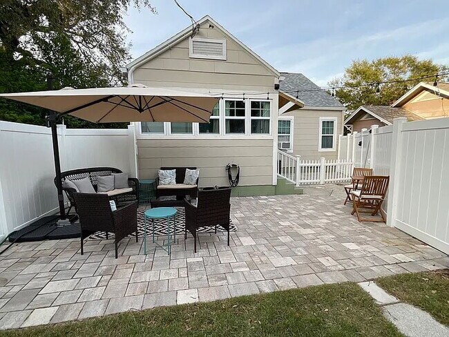 Building Photo - Fully Furnished Downtown St. Pete Craftsman | Walk to Hospitals & Waterfront