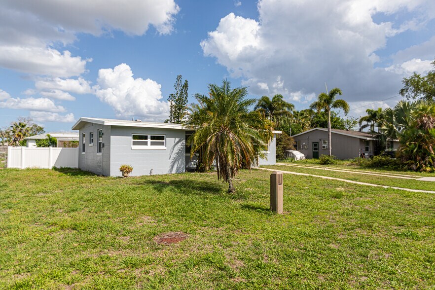 Building Photo - 3208 Pinetree St