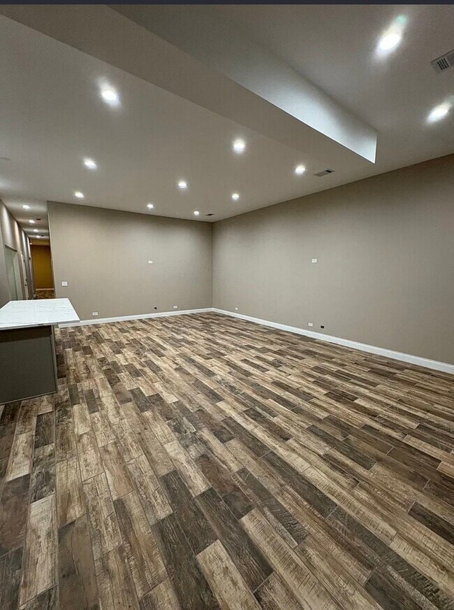 Building Photo - 3301 W Evergreen Ave