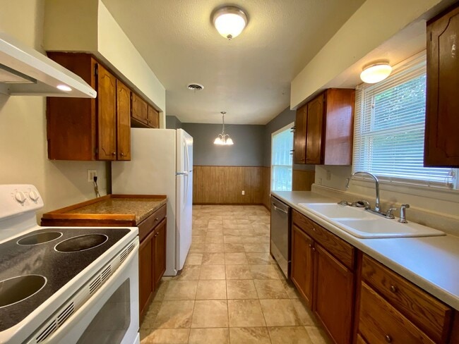 Building Photo - Available June 29: 4 Bedroom Unit in Estab...