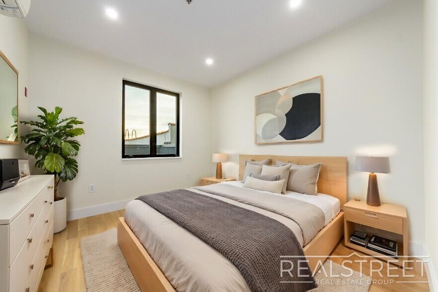Building Photo - Stunning Brand new PH 1 Bed with Private Roof Deck!
