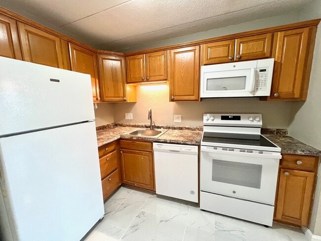 Building Photo - 4 Hawes St