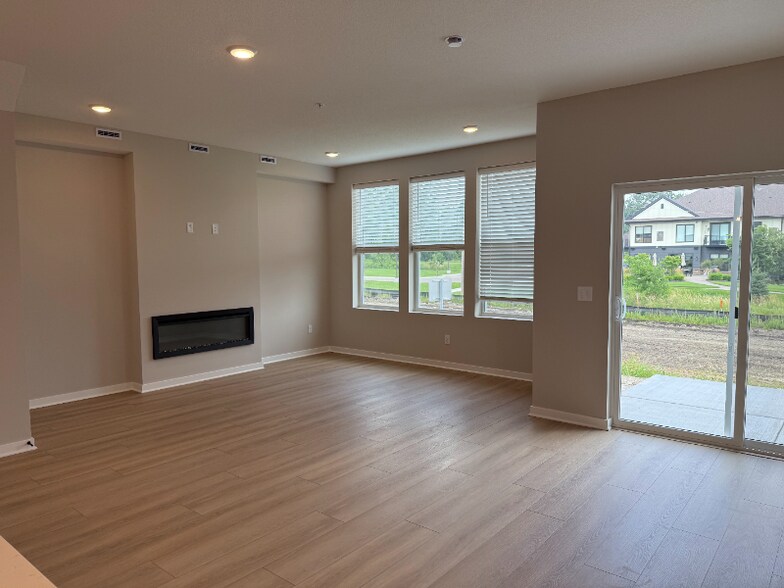 Building Photo - 10374 Glacier Ln N