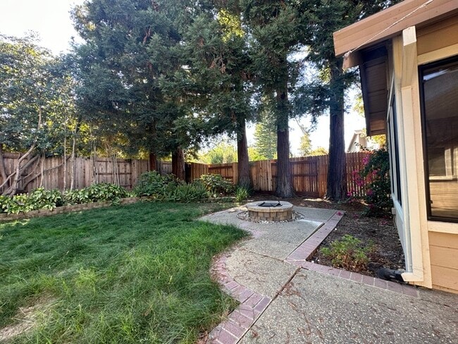 Building Photo - Beautiful 4 Bedroom Single Story For Rent in Gold River!