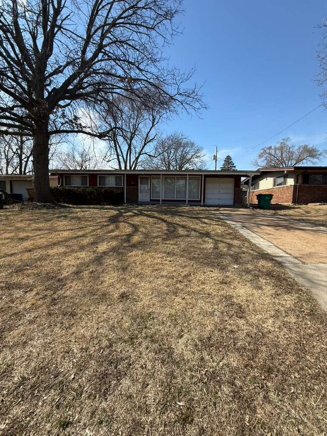 Building Photo - "Charming 3-Bed, 1 bath Sanctuary on Hallstead Drive - A Cozy 1189 Sq. Ft. Gem in St. Louis!"  No...