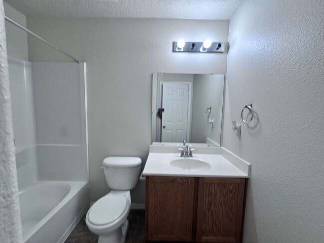 Building Photo - MOVE IN SPECIAL! Great 3 bed, 2 bath, 1575 sq ft home in Huning Ranch!