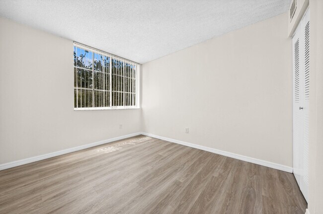 Building Photo - 117 Yacht Club Way