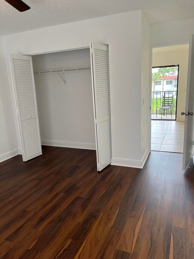 Building Photo - 1522 Lake Crystal Dr