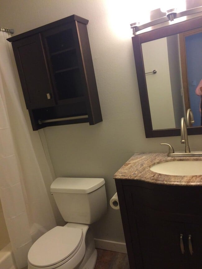Building Photo - Great 2 Bedroom Unit Near Campus and JBo's
