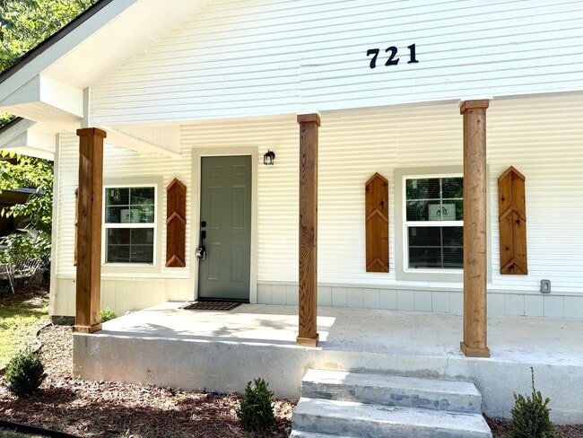 Building Photo - 721 Roff St NE