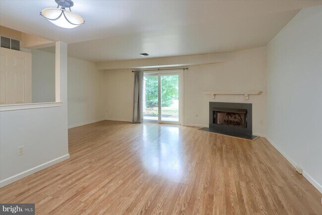 Building Photo - 802 Cambridge Ct