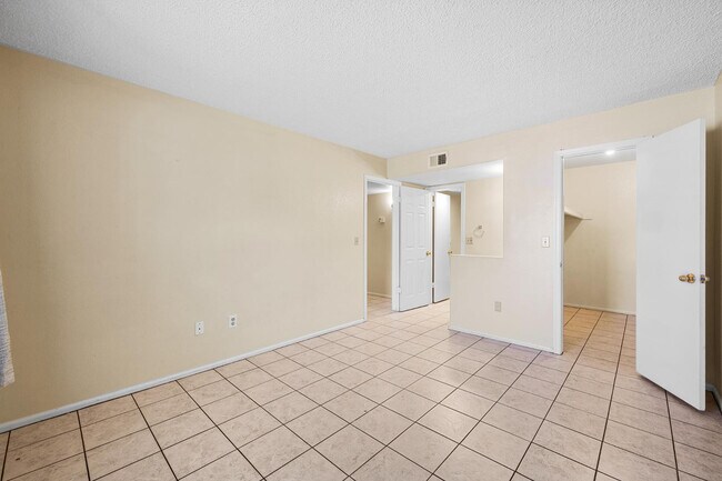 Building Photo - 533 W Guadalupe Rd