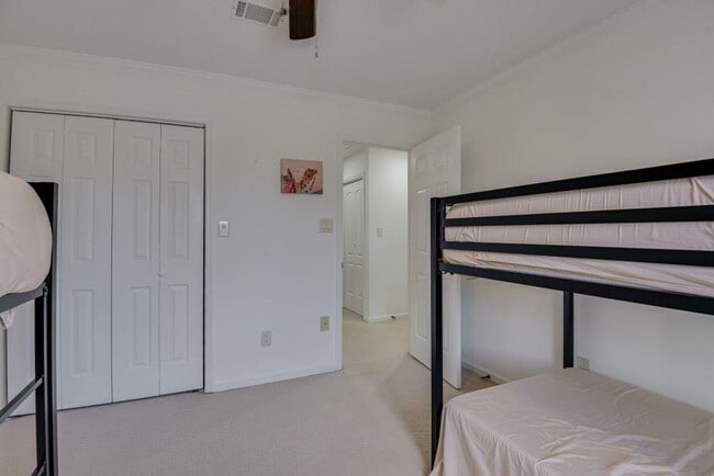 Building Photo - 110 Riverbend Dr