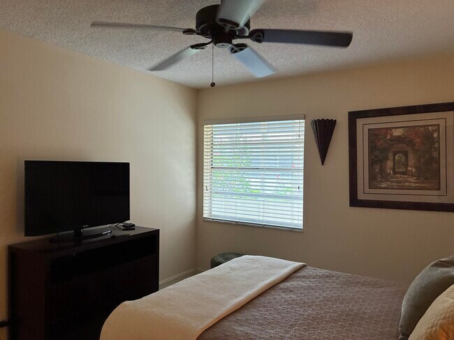 Building Photo - 489 Burgundy P