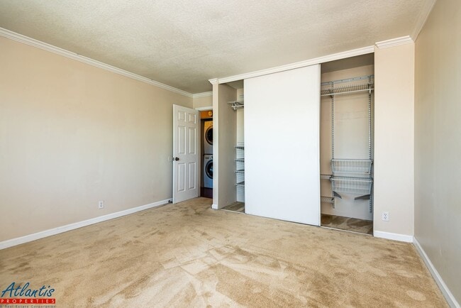 Building Photo - Lovely Condo | Remodeled Kitchen | Central...