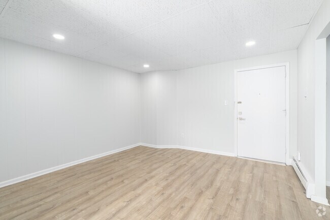 1BR, 1BA - 650SF Living Room - Oakwood Manor