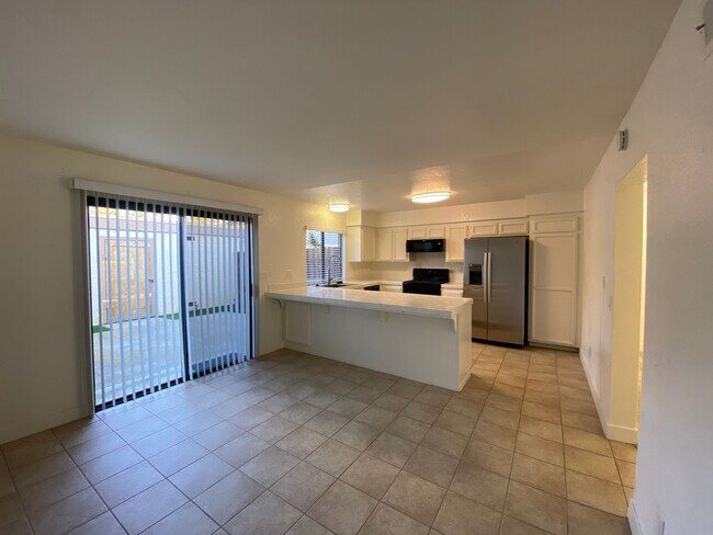 Building Photo - Stunning Townhome in Tanglewood Community