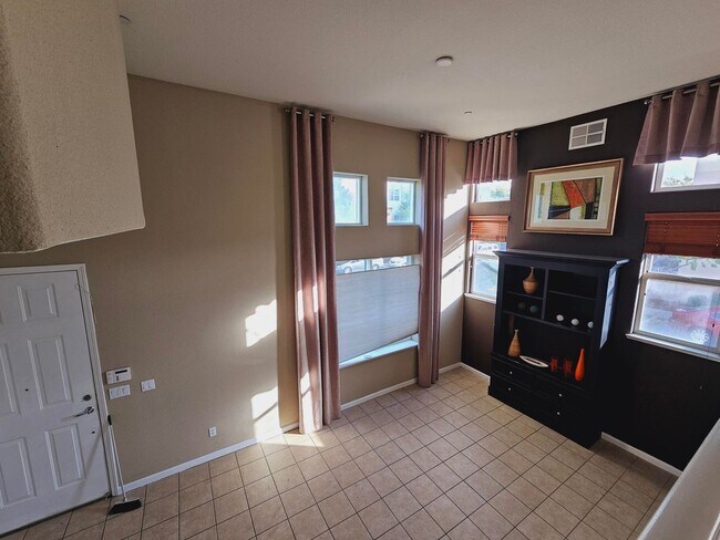 Building Photo - Modern Spacious Townhome in San Pablo