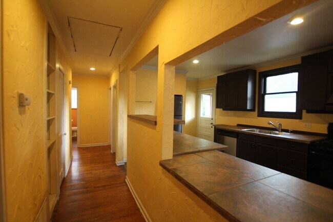 Building Photo - 3 Bedroom, 1.5 Bath Home in Central Tyler!
