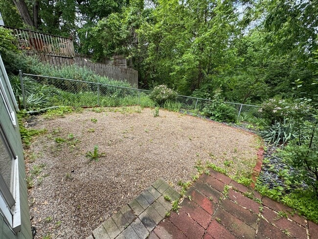 Building Photo - Beautiful 2-bedroom House in Moline with L...
