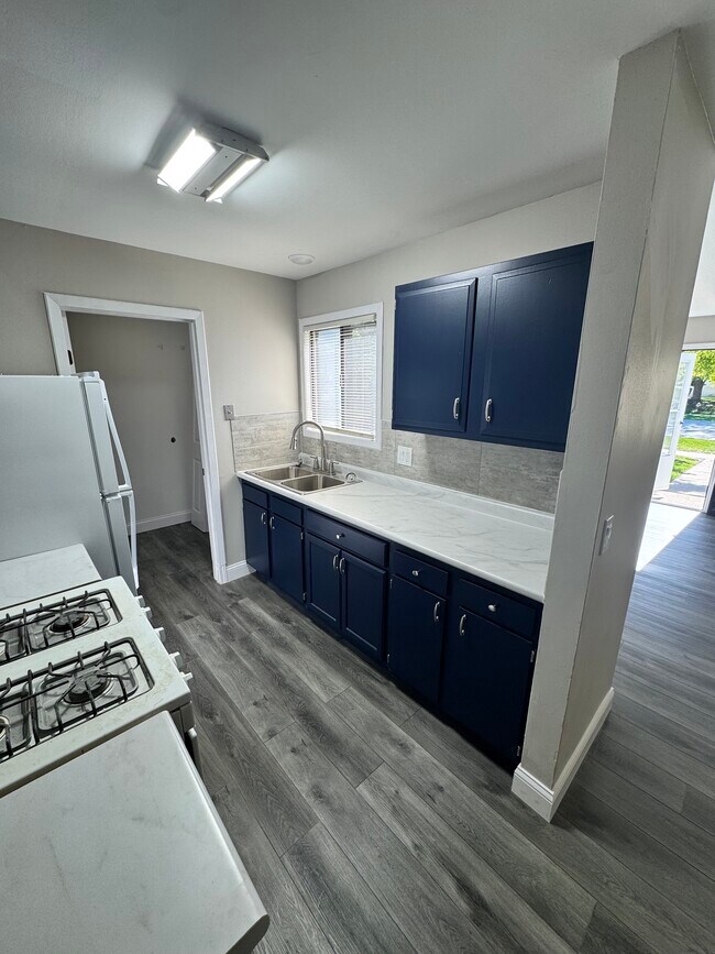 Building Photo - 5556 Allemong Dr