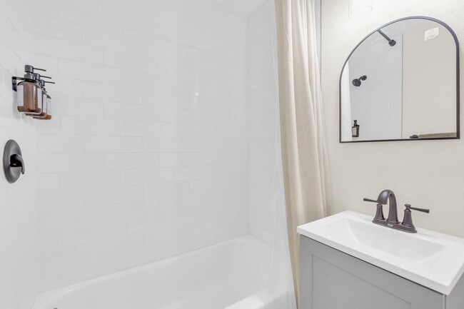 Building Photo - Fully Furnished Sunnyside Townhome | All-Inclusive | Flexible Stays