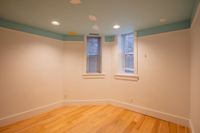 Building Photo - Lovely 2 BR/1.5 BA Apartment in Downtown!