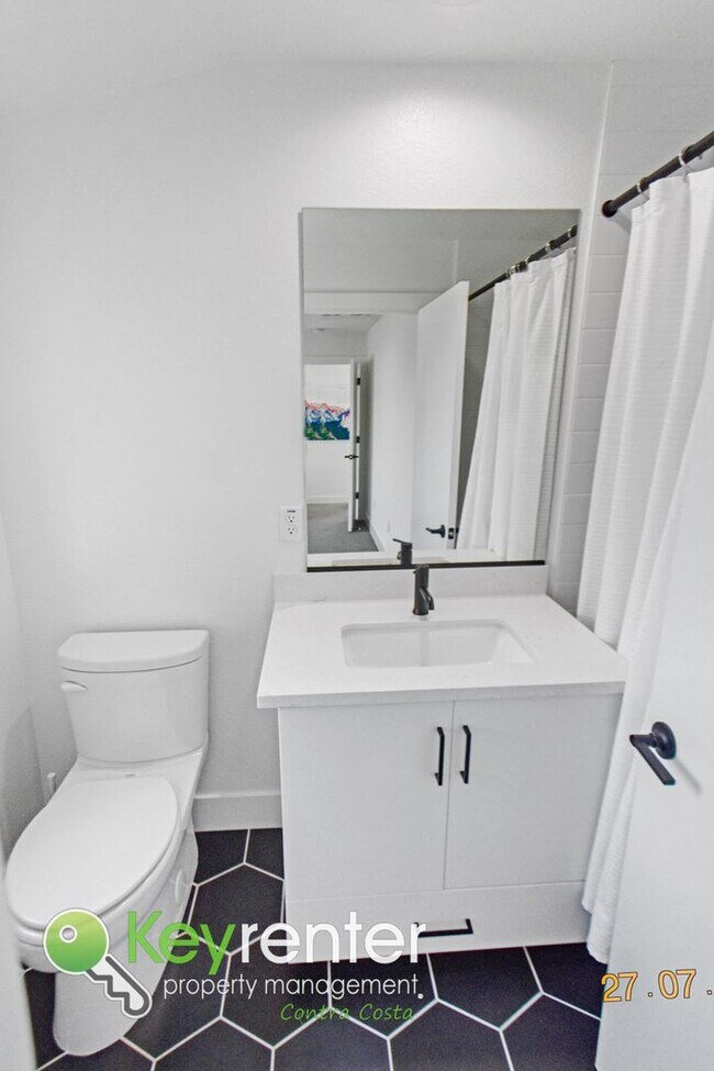 Building Photo - Newer Energy Efficient Luxury Townhouse in...