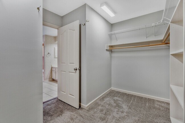 Building Photo - 755 Regal Dr