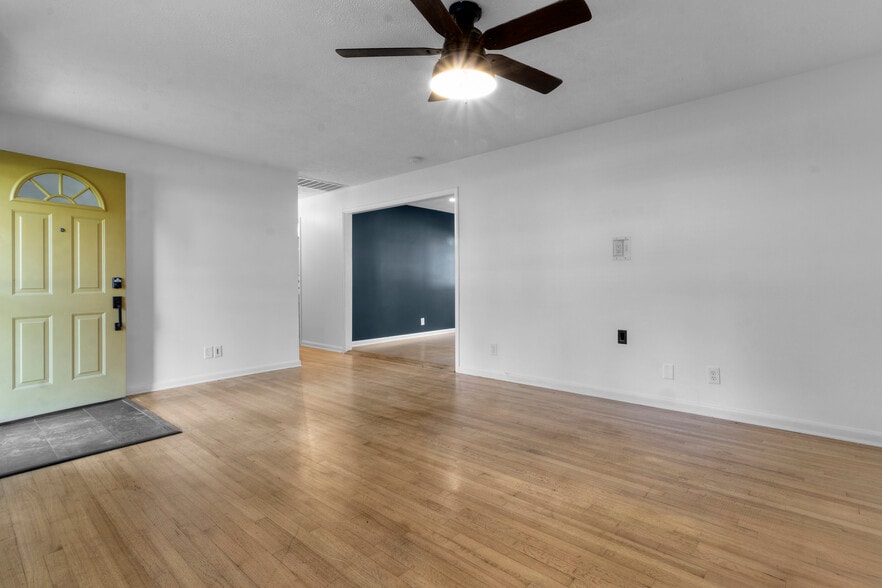 Building Photo - 820 Eaglewood Dr