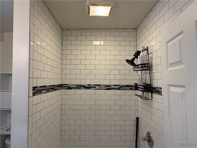 Building Photo - 193 Vermont St