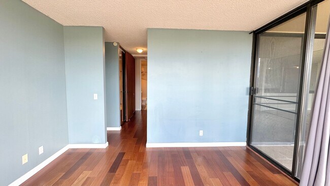 Building Photo - 2 BED/1 BATH/1 PRKG with Lanai & WASHER/DR...