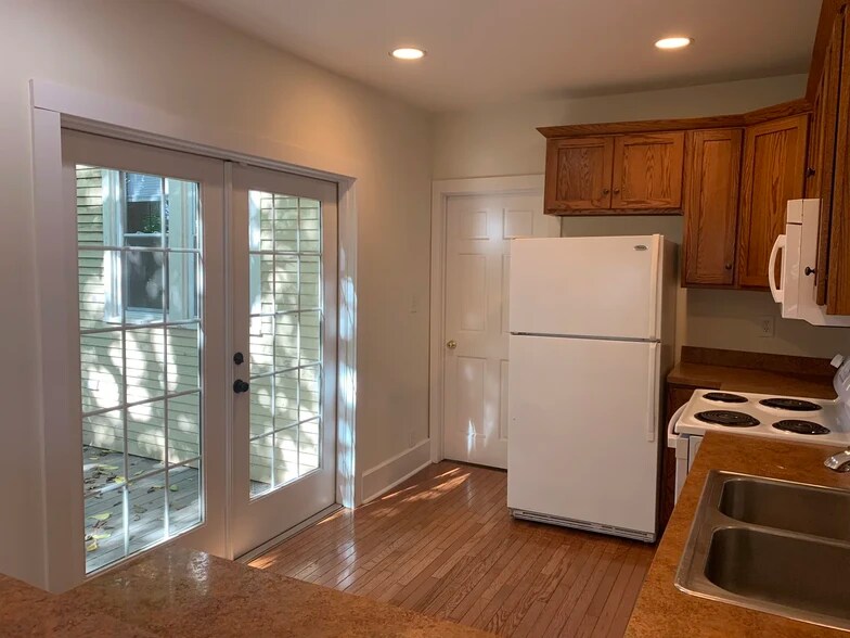 Building Photo - 430 E 2nd St