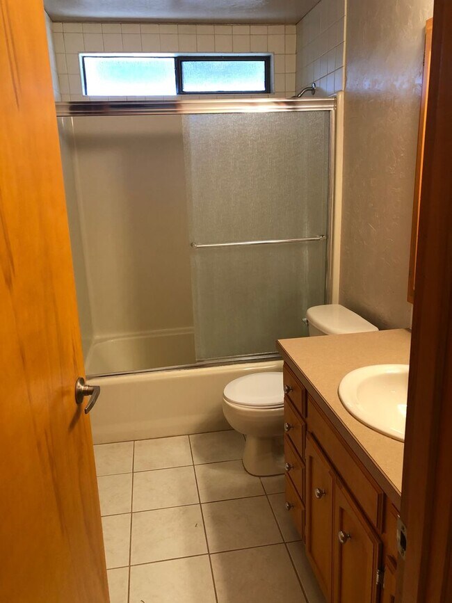 Building Photo - 2-bedroom 2-bathroom duplex with 2 garages in Eugene!