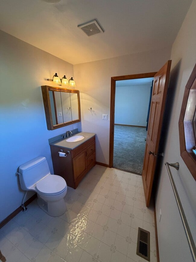 Building Photo - 3 Bed 2 Bath Large Semi-Rural Modern Beautiful Home