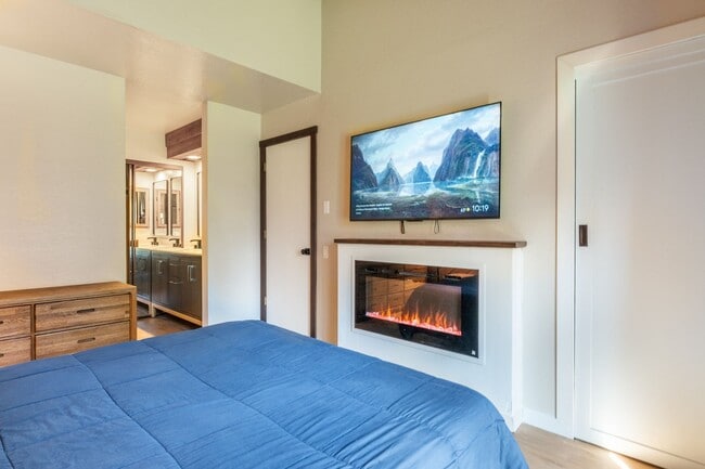 Building Photo - Spacious Snowcreek III Condo – Winter Rental